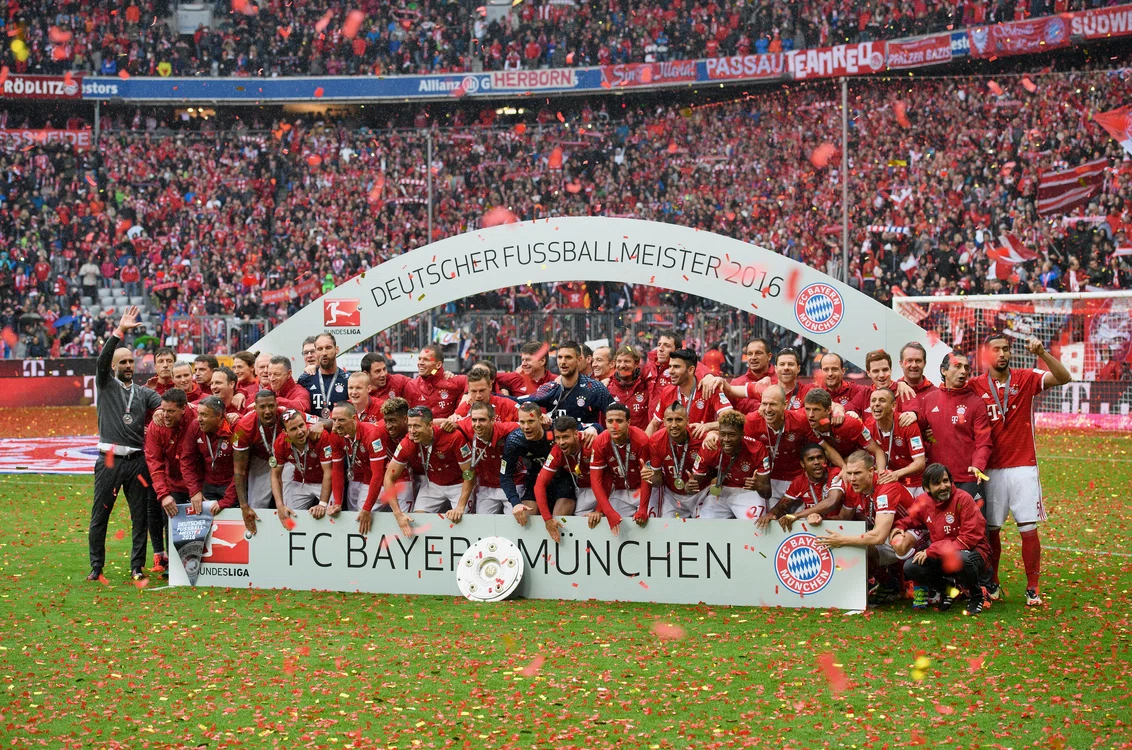 Fotografia de grup la al 26-lea titlu din istoria lui Bayern