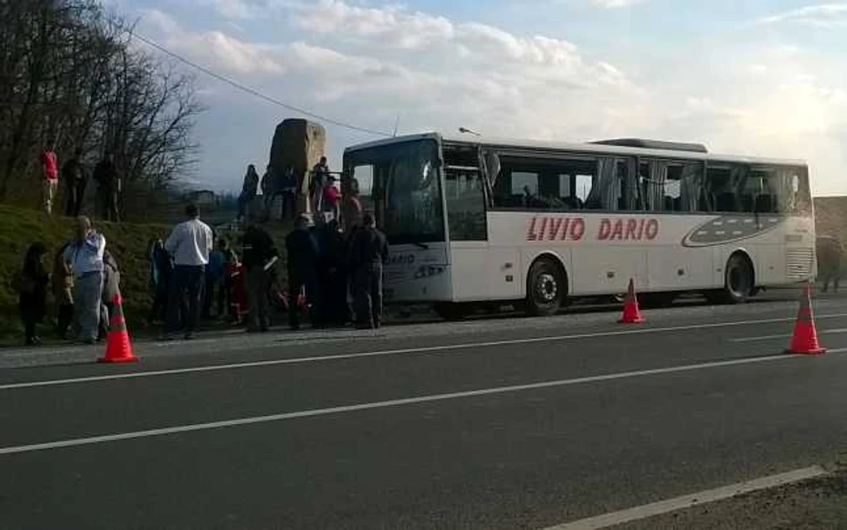 Autocarul cu partea distrusă de macara şi călătorii consultaţi de medici. Foto. Dorin Ţimonea