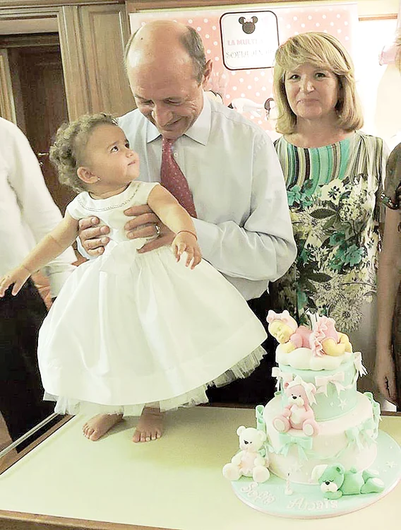 Bunicul se înţelege din priviri cu nepoata, iar bunica radiază  de fericire 