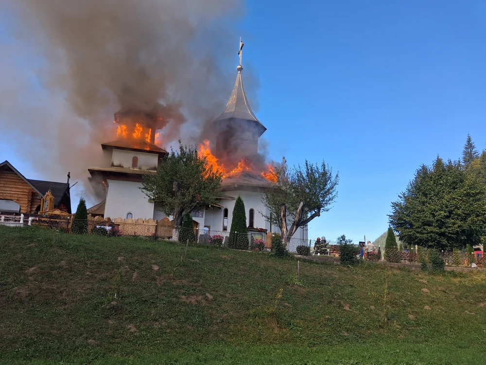 Arde o biserică din Suceava: flăcările au distrus turlelele lăcașului de cult și există pericol de propagare