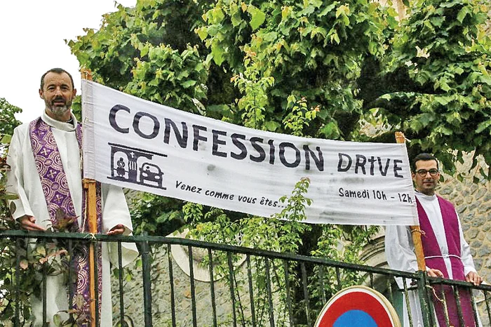 Dascălii bisericii Ioan-Paul II îi anunţă pe enoriaşi că s-a deschis confesionalul