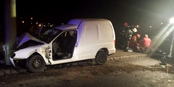 Maşina s-a izbit violent de un stâlp. FOTObrasovultau.ro