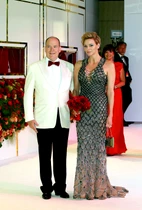 Le prince Albert II de Monaco et la princesse Charlene de Monaco arrivent à la 70ème édition du gala de la Croix Rouge monegasque à Monaco jpeg