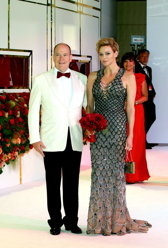 Le prince Albert II de Monaco et la princesse Charlene de Monaco arrivent à la 70ème édition du gala de la Croix Rouge monegasque à Monaco jpeg