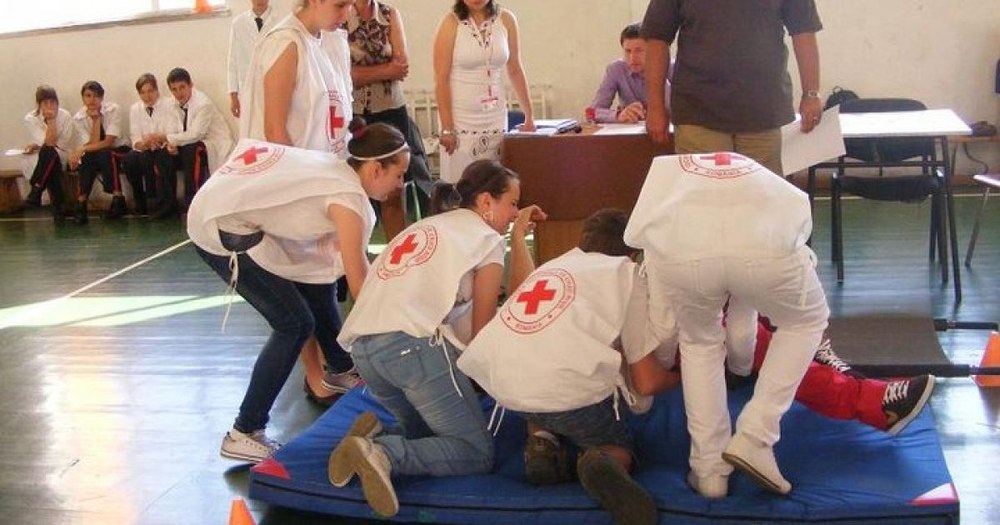 Cursuri de prim-ajutor în școli. Petiție online după moartea unei eleve din Cluj, înecată cu un jeleu