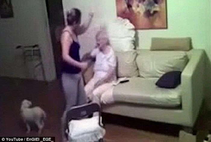 În imagini se vede cum îngrijitoarea o bate pe bătrâna de 94 de ani, bolnavă de Alzheimerfoto: captură video/The Daily Mail