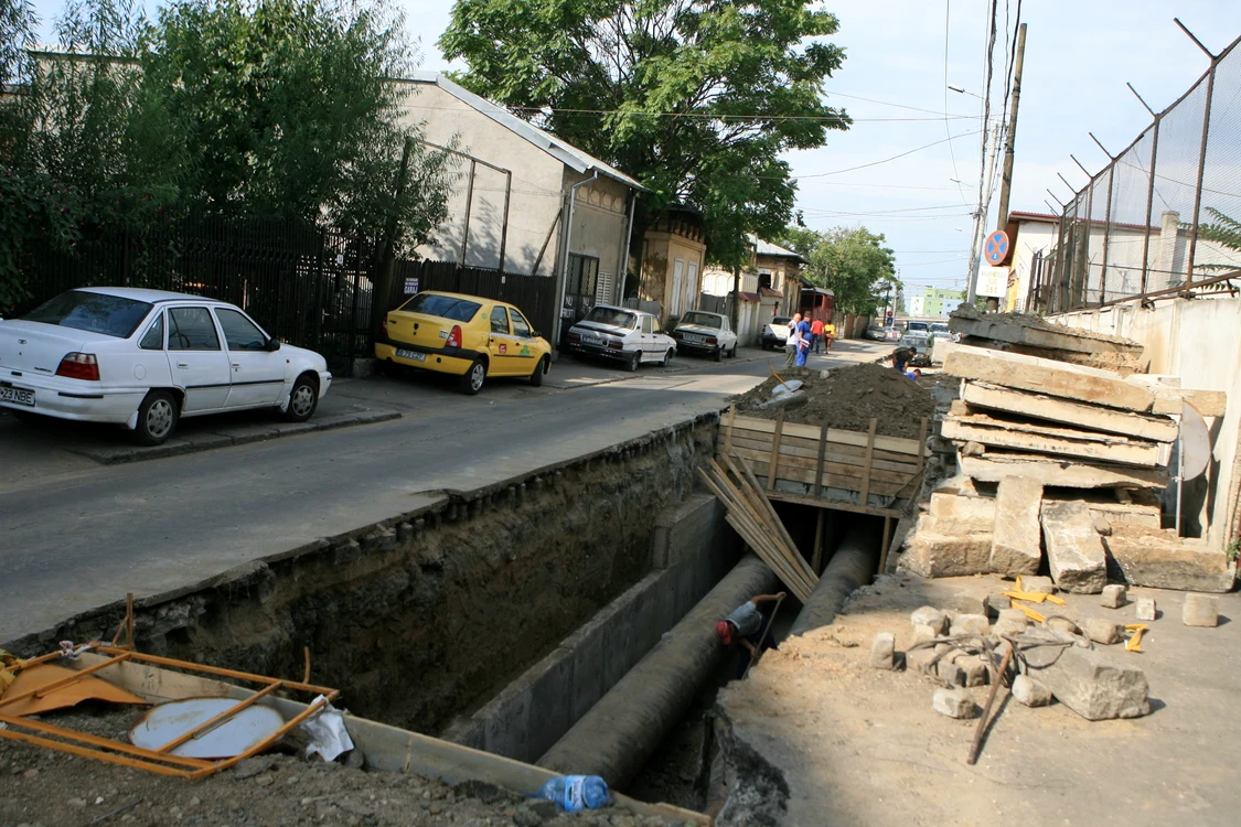 
    Timp de patru luni autobuzele au circulat deviat din cauza săpăturilor  