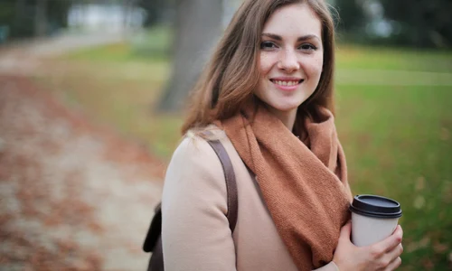 femeie zambitoare in parc jpg