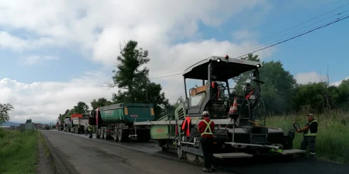 Lucrări de asfaltare pe DN7-E81 în zona Boiţa - Veştem din Sibiu Foto DRDP Braşov
