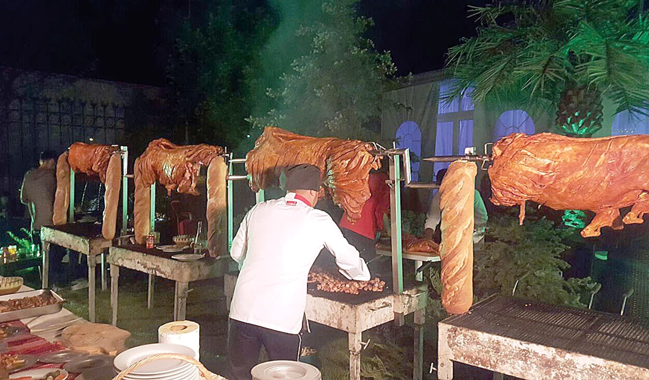 Grătarul de afară a arătat spectaculos: carnea tăiată direct de pe proţap se consuma împreună cu pâine, perpelită şi ea, dar şi cu murături asortate