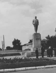 Monumentul lui Lenin din orașul Bălți, RSS Moldovenească, în anul 1958 (foto: Ion Chibzii / Wikimedia Commons)