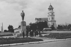 Monumentul lui Lenin din orașul Bălți, RSS Moldovenească, în anul 1958 (foto: Ion Chibzii / Wikimedia Commons)