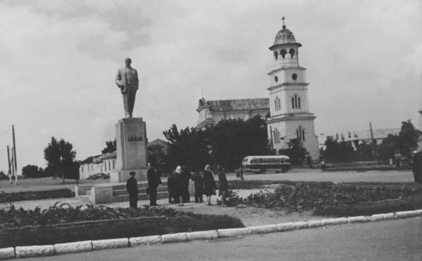 Monumentul lui Lenin din orașul Bălți, RSS Moldovenească, în anul 1958 (foto: Ion Chibzii / Wikimedia Commons)