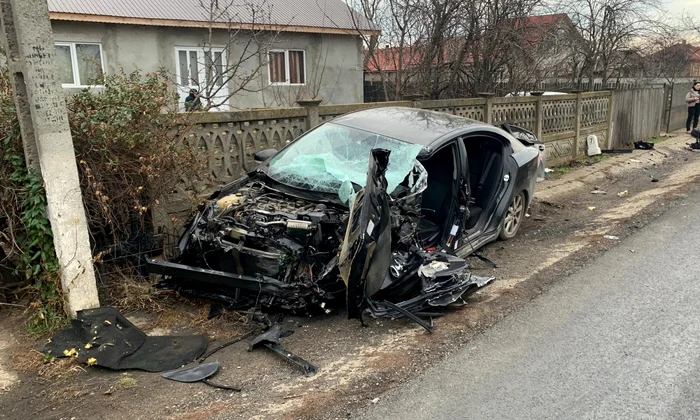 Mașina condusă de grec s-a făcut praf din coliziunea cu TIR-ul. SURSA IPJ Buzău
