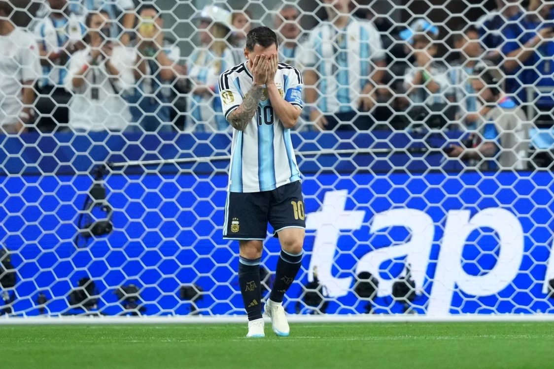 Messi și-a acoperit fața cu mâinile după ce a ratat penalty-ul (Foto: EPAImages)