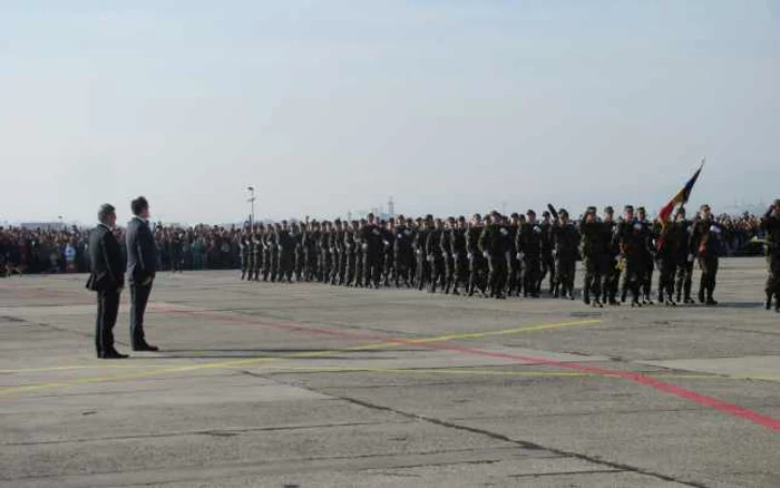 La inaugurarea pistei, făcută cu onoruri militare în 2013,  a venit o armată de politicieni  printre care Crin Antonescu, Liviu Dragnea, Emil Boc etc. FOTO: Florina Pop