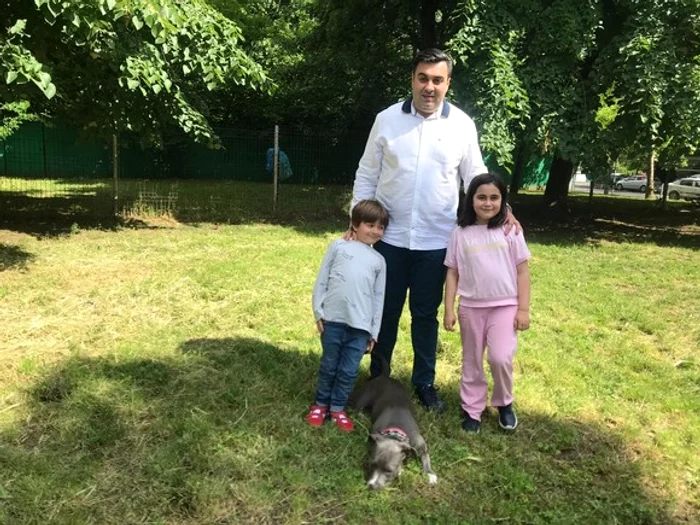 Răzvan Cuc, fiul Matei, nepoțica Anisia, ieșiți la plimbare de 1 Iunie