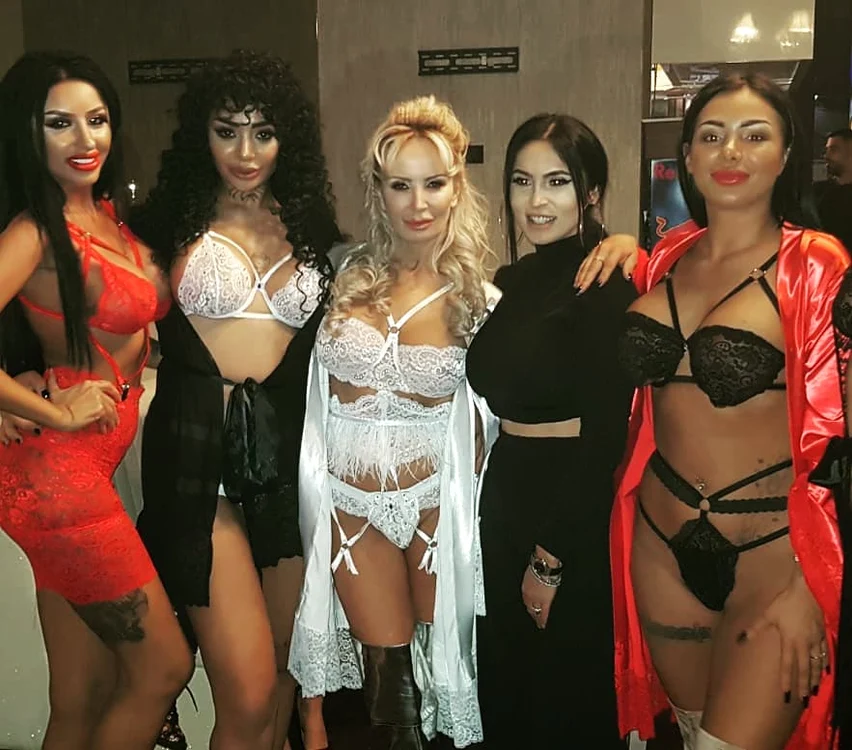 
    Daniela Gyorfi, în alb, alături de alte fotomodele sexy  