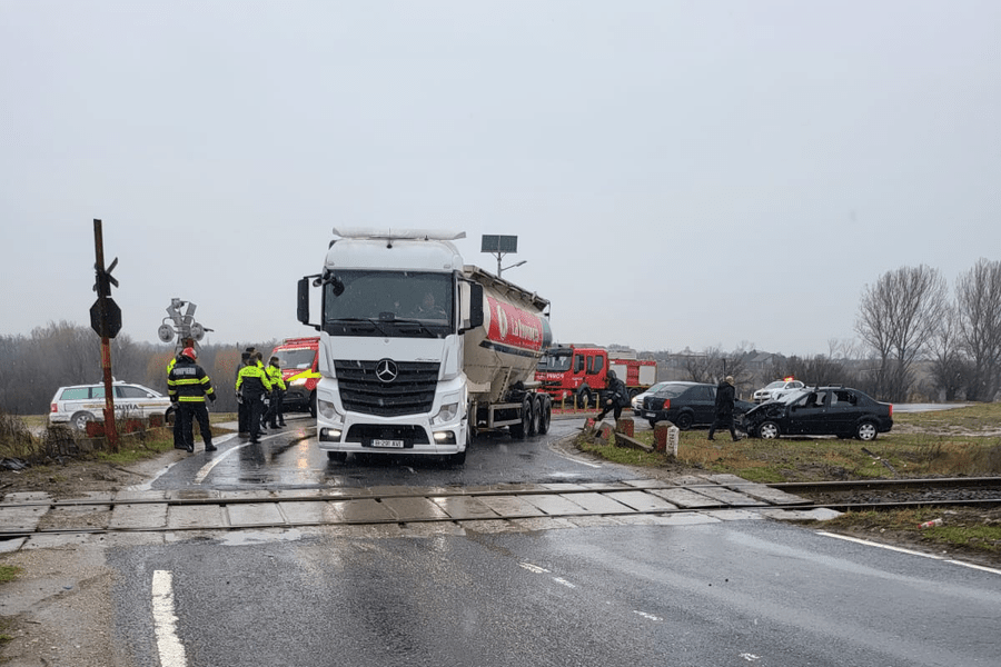 Mașină lovită de trenul Slatina - Craiova, în Olt. Șoferul a forțat trecerea peste calea ferată 