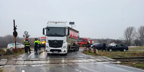 accident trecerea cale ferata enosesti piatra olt   foto amator jpeg