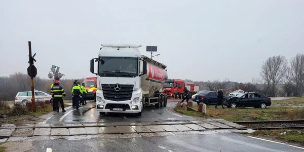 accident trecerea cale ferata enosesti piatra olt   foto amator jpeg