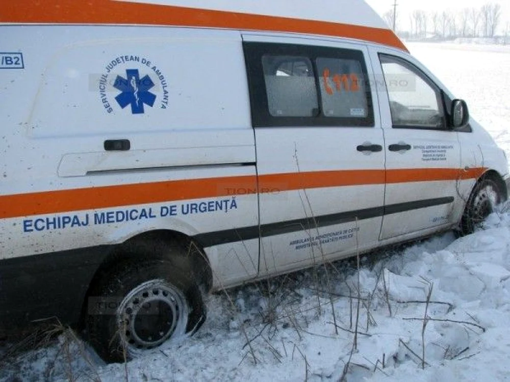 Șoferul de pe ambulanță a lovit femeia care se deplasa pe marginea drumului FOTO arhivă Adevărul