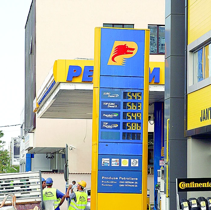 
    Preţul benzinei  aproape s-a dublat  