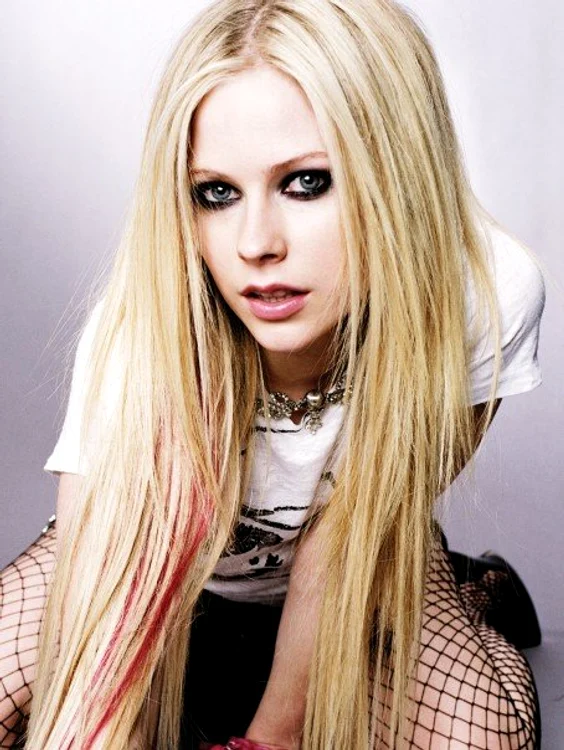 Avril Lavigne a fost şi ea ţinta hackerilor