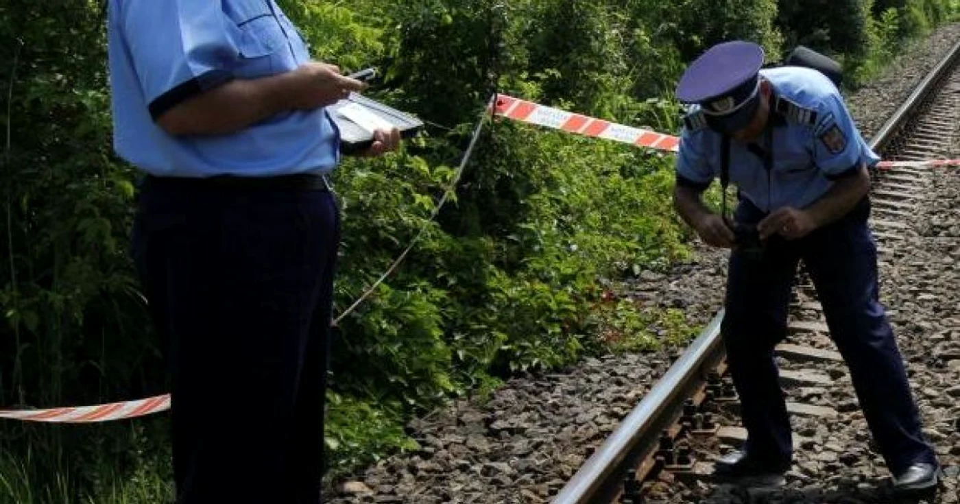 Bărbatul nu s-a asigurat şi a intrat cu maşina într-un tren marfar