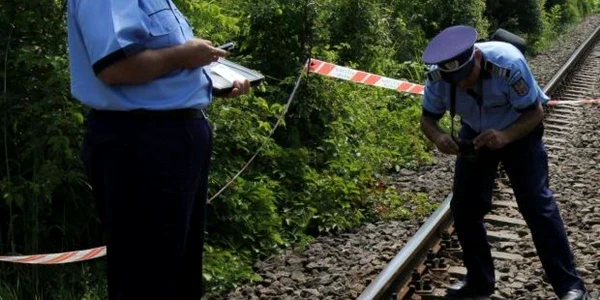 Bărbatul nu s-a asigurat şi a intrat cu maşina într-un tren marfar 