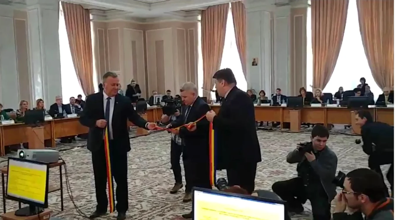 Parlamentarii PNL au tăiat o panglică înainte de audierea lui Valentin Popa, pentru a-l ironiza pe acesta