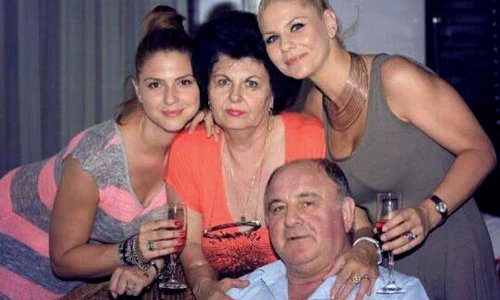 Adina şi Roxana, alături de părinţi (foto: facebook) jpeg