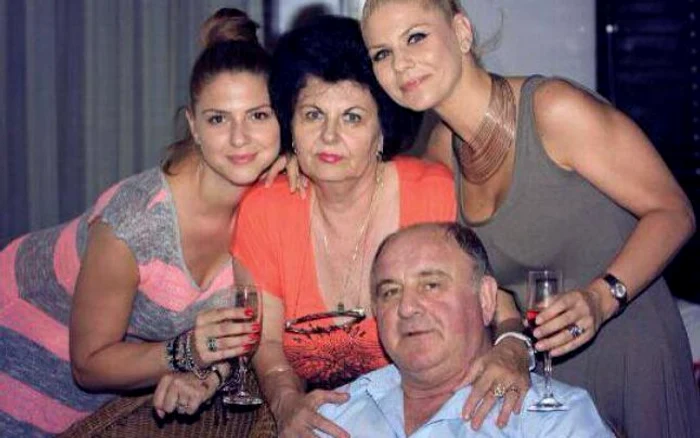 Adina şi Roxana, alături de părinţi (foto: facebook)