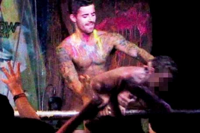 Fata a fost dezbrăcată şi pusă să simuleze o partidă de sex în văzul tuturor