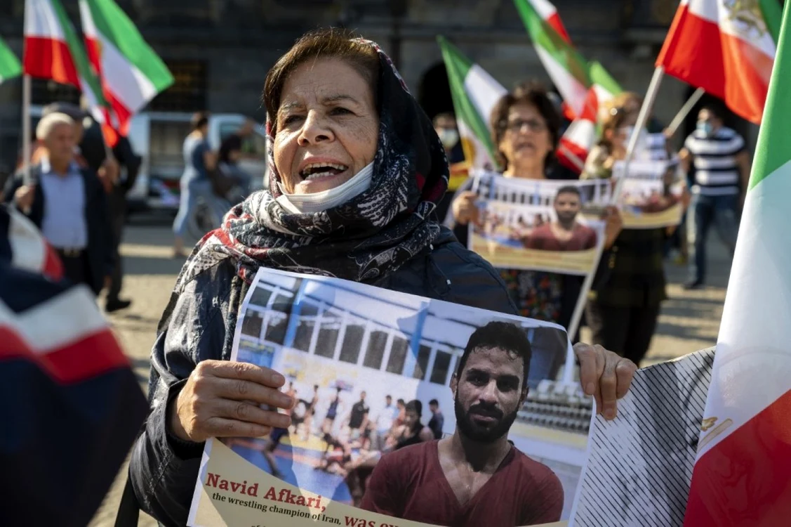 O femeie protestează la Amsterdam, în 13 septembrie, faţă de executarea sportivului iranian Navid Afkari, condamnat la moarte de regimul de la Teheran. Afkari a fost spânzurat pe 12 august, după ce a fost condamnat la moarte pentru o crimă comisă în timpul protestelor din 2018. Foto AFP