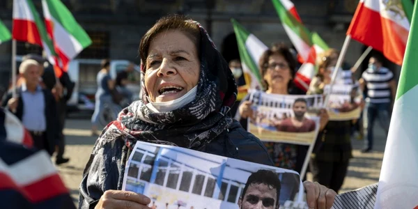 femeie protest amsterdam executare navid afkari 13 septembrie 2020 foto AFP