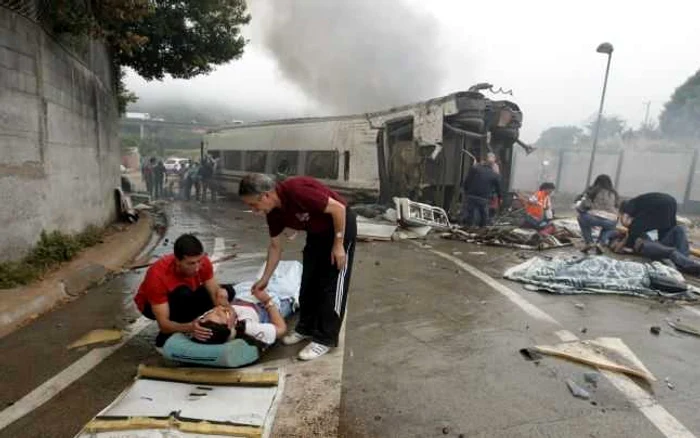 Cel puţin 77 de persoane şi-au pierdut viaţa în timpul accidentului de tren din Spania FOTO Reuters