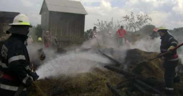 Suceava: Incendiu de proporţii la Mironu, după ce trăsnetul a lovit o gospodărie