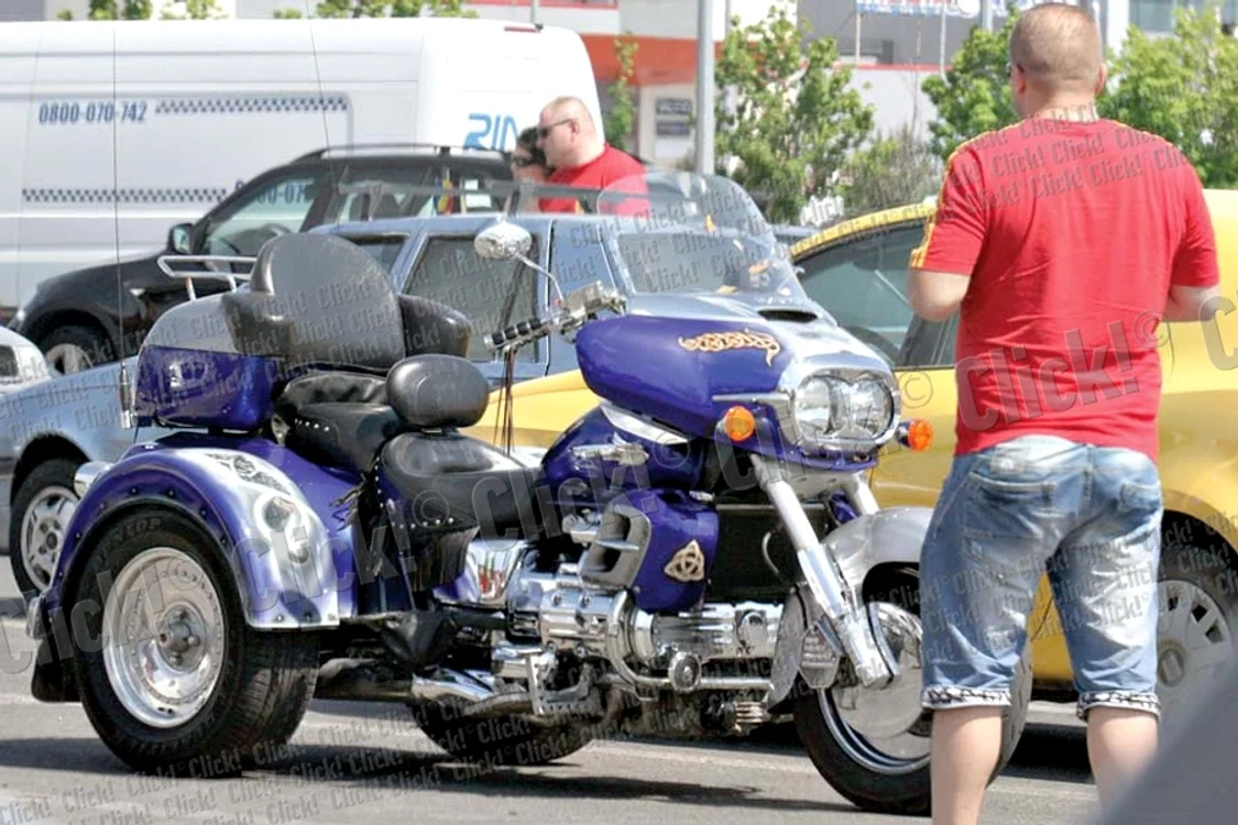 Cornel Palade a mers la  un centru comercial din Capitală  cu trike-ul de 20.000 de dolari (Fotografii: Mihai Ionescu)