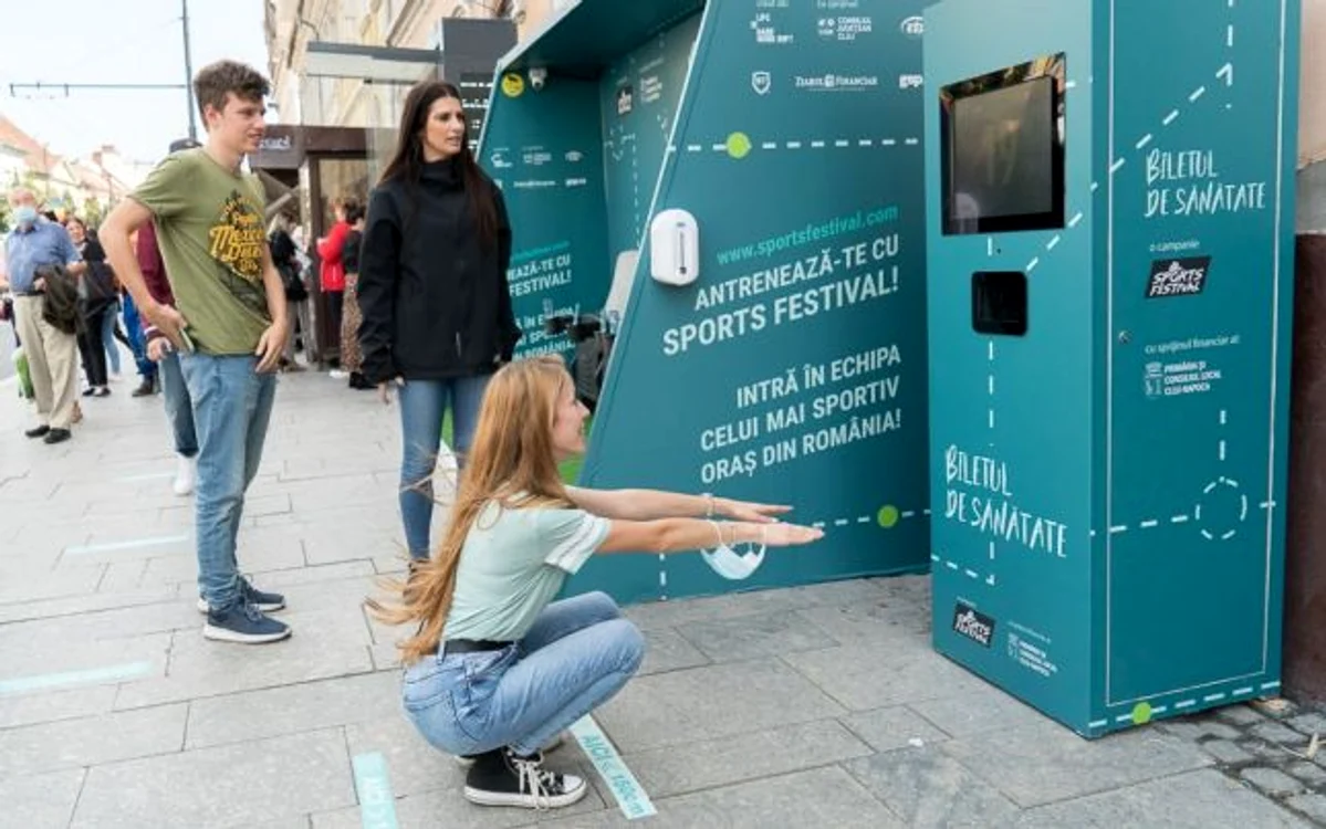 Călătorii primesc un bilet gratuit dacă fac 20 de genoflexiuni. FOTO: Sports Festival