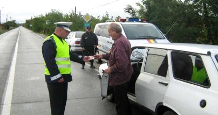 Şoferul a refuzat să oprească la semnalul poliţiştilor/foto: Arhiva