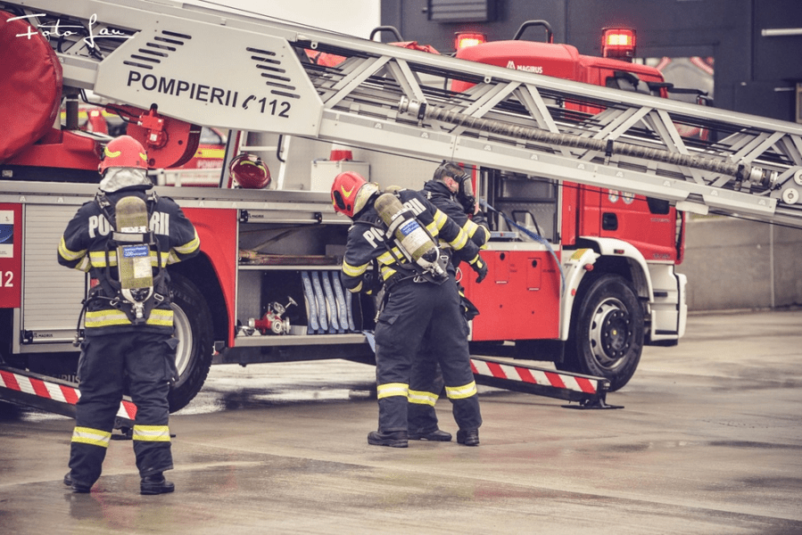 Incendiu violent la un depozit de echipamente, maşini şi îngrăşăminte chimice din Târgu Mureş