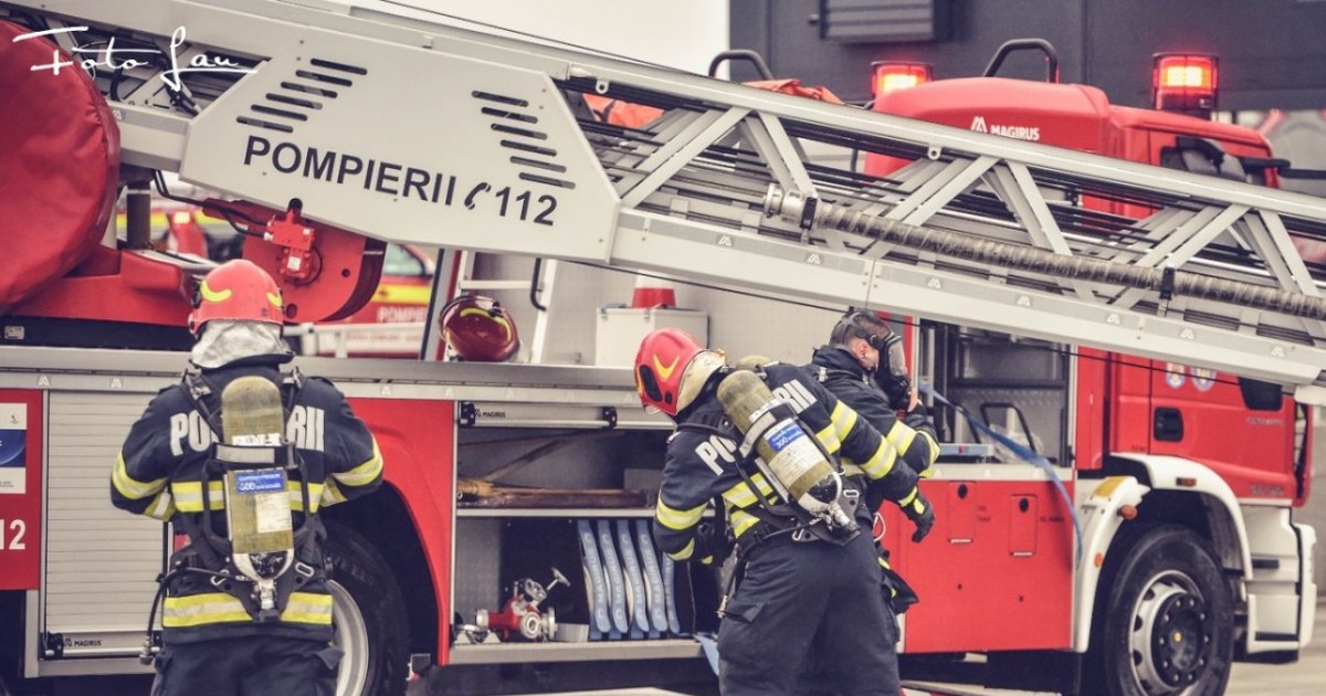 Incendiu devastator într-o hală din Timișoara, afectând o suprafață considerabilă Incendiu devastator într-o hală din Timișoara, afectând o suprafață considerabilă