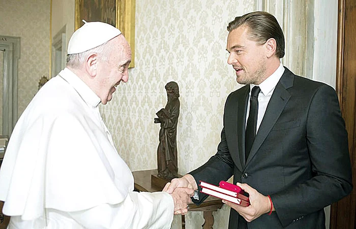 
    Leo i-a dăruit Suveranului  Pontif o carte de pictură  