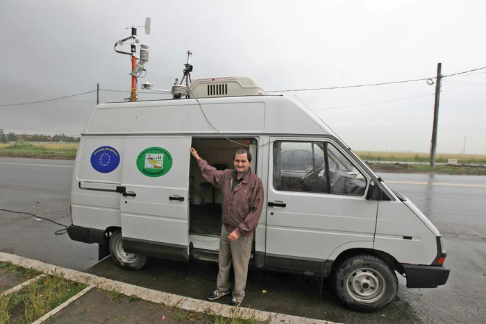 Staţia meteo indică temperatura, umiditatea şi direcţia de bătaie a vântului