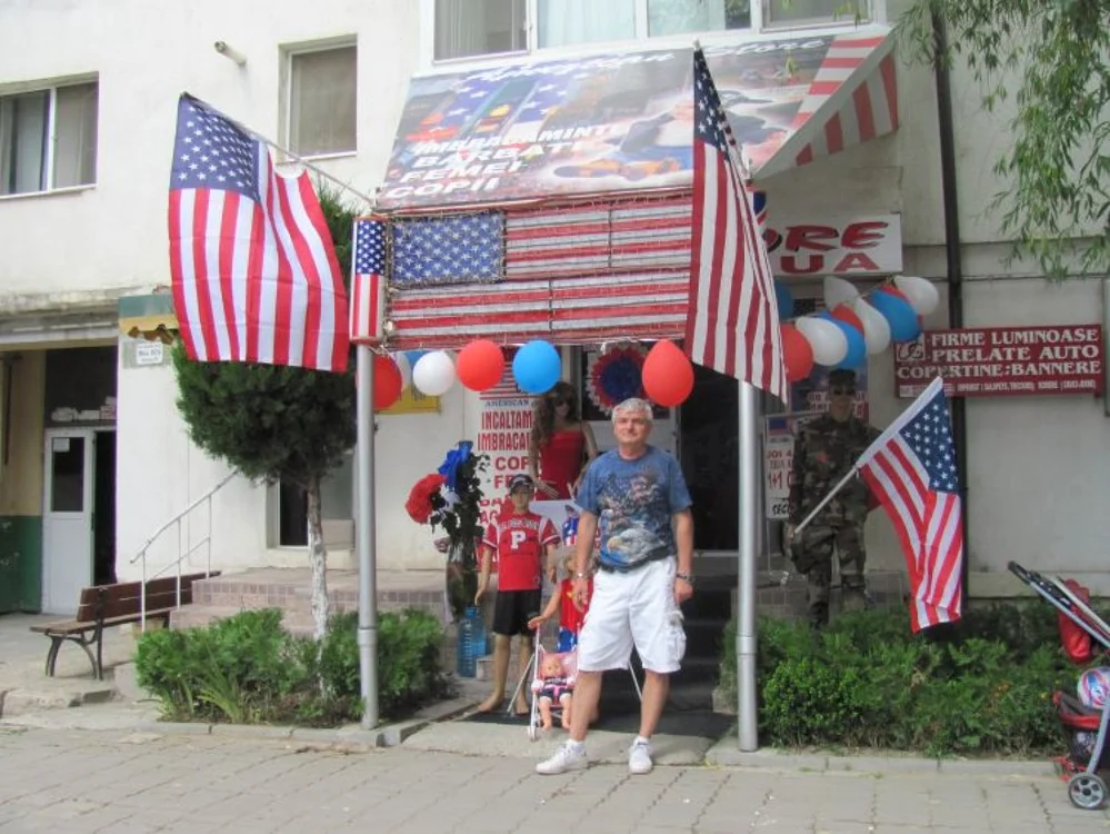 Slobozeanul Gheorghe Olteanu (54 de ani) în faţa magazinului său american din Slobozia FOTO: M.S.