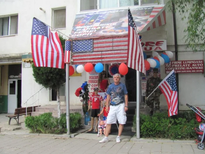 Slobozeanul Gheorghe Olteanu (54 de ani) în faţa magazinului său american din Slobozia FOTO: M.S.