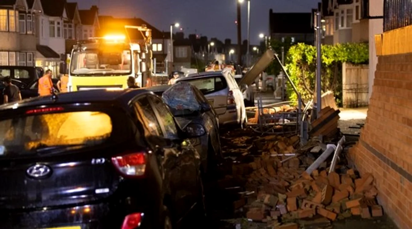 Ora 19.35, în estul Londrei. Localnicii văd tornada apropiindu-se ameninţător