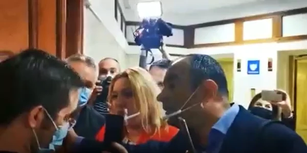 Sotul Dianei Sosoaca impinge un angajat al Senatului FOTO Captura Digi
