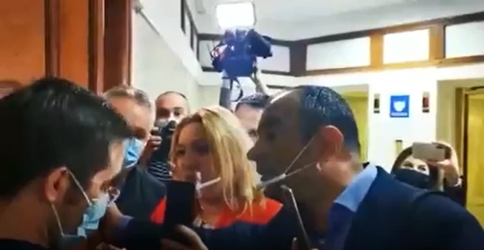 Soţul senatoarei Diana Şoşoacă a împins unul dintre angajaţii Senatului care păzeau uşa Comisiei Juridice FOTO: Captură